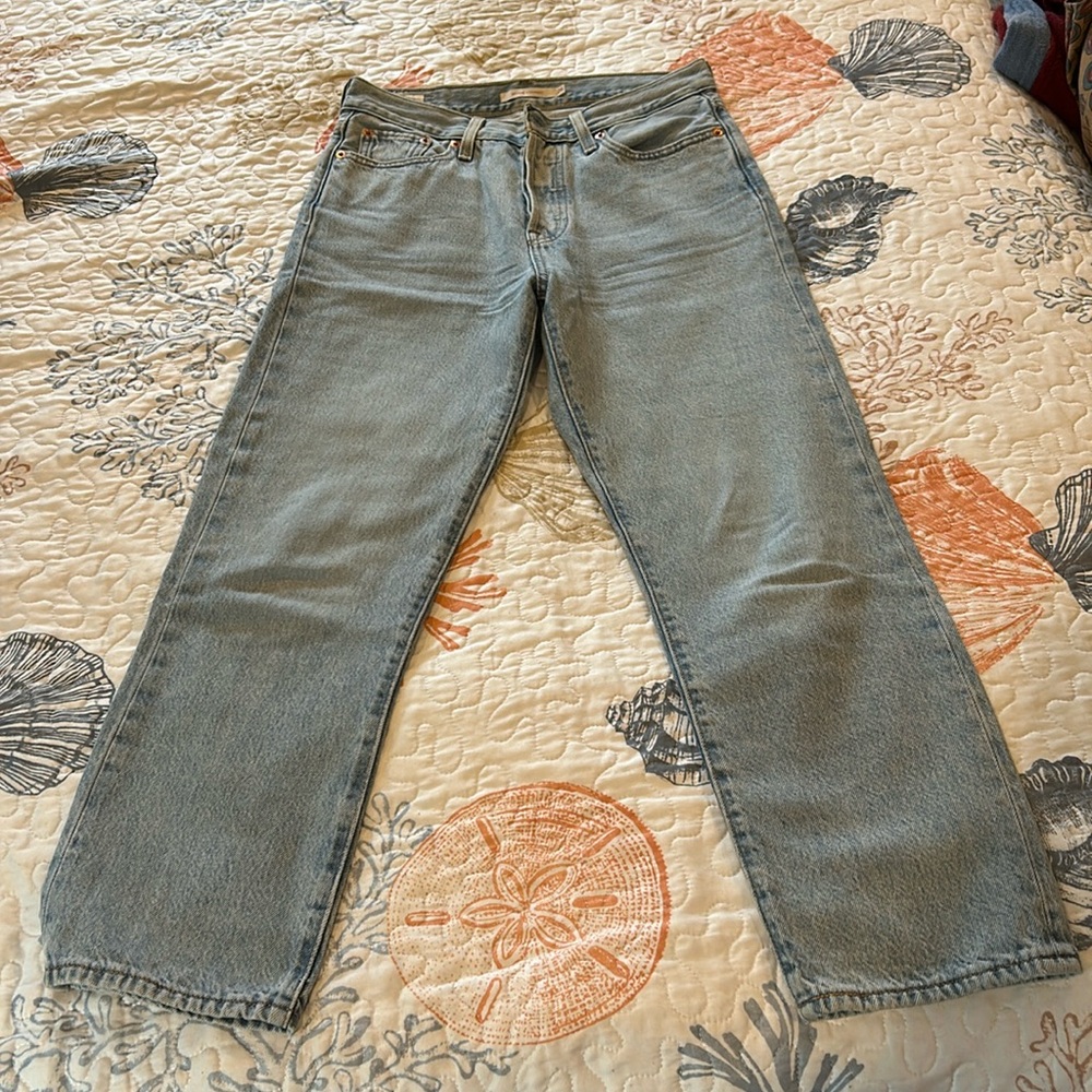 Levi’s wedgie straight jeans. 26